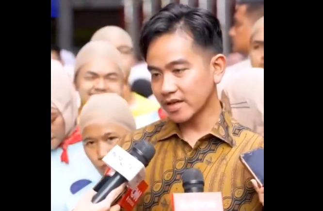 Gibran membagikan produk skincare (perawatan kulit) lokal kepada para siswa SMAN 13 Jakarta. (X@Yurissa_Samosir)